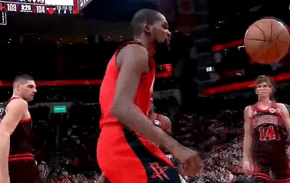 半岛体育官网-杀死比赛！杜兰特末节关键时刻连续两记扣篮，比赛失去悬念